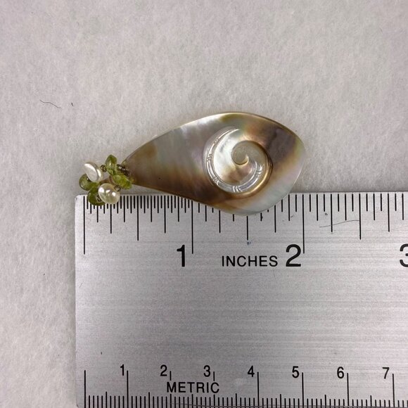 Tumata Tahiti Women’s Mother Of Pearl Pendant Fleur Green Bead Accent - Picture 4 of 4